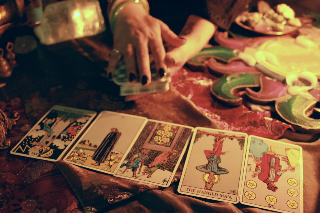 Kinh nghiệm khi đi xem bài Tarot hoặc xem bói nói chung